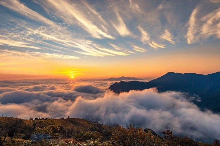 Cẩm Nang Thời Tiết Tà Xùa: Bí Quyết Để Săn Mây Thành Công